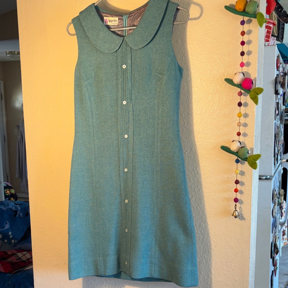 EUC VINTAGE WIPPETTE SPORTS stylish turquoise dress is a sleeveless, button-